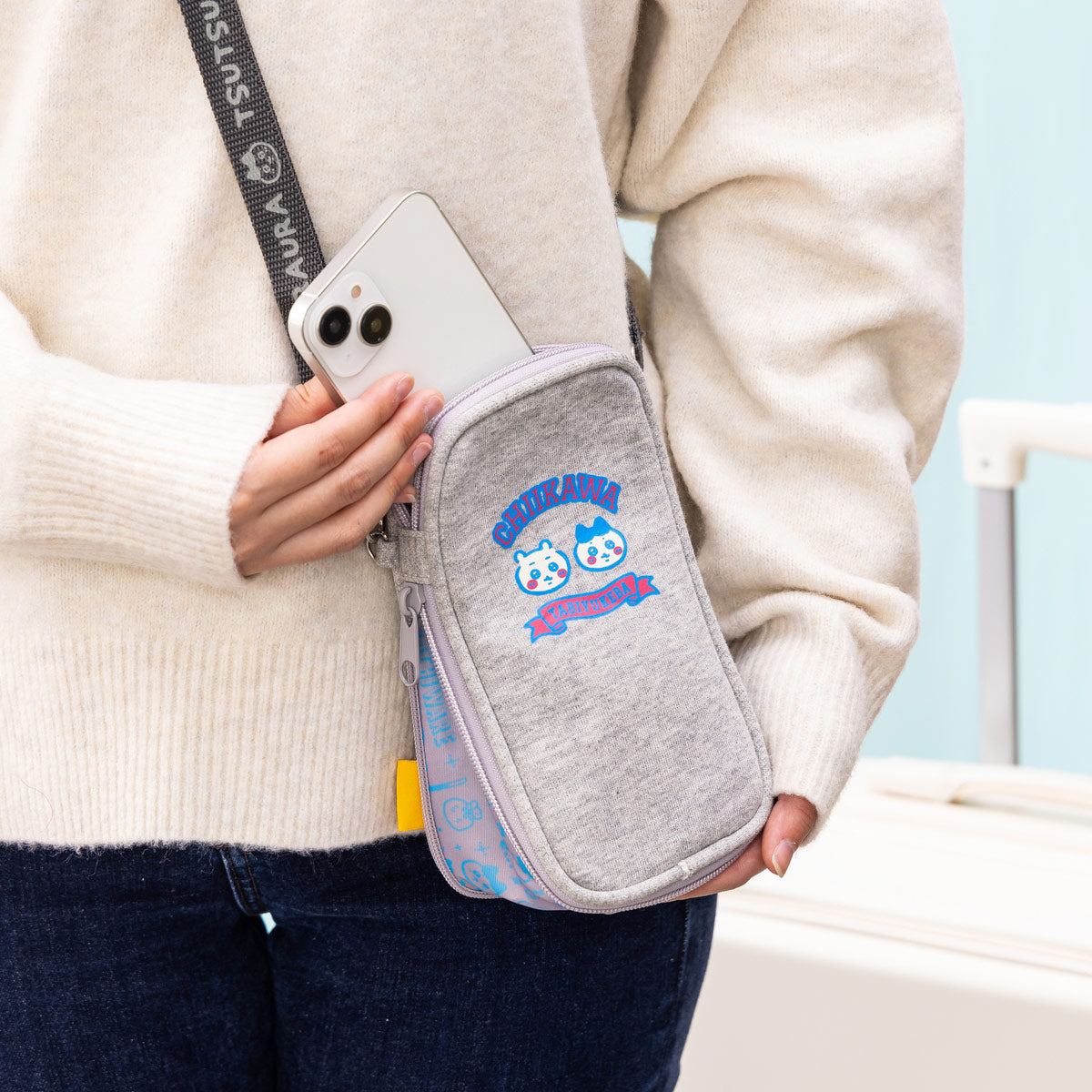 Chiikawa The city is expanding! Sweater shoulder pouch (Chiikawa and Hachiware)