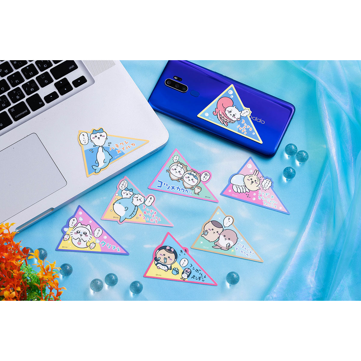 ちいかわ水族館 スマホに貼れるサイズのステッカー(くりまんじゅう×カワウソ)