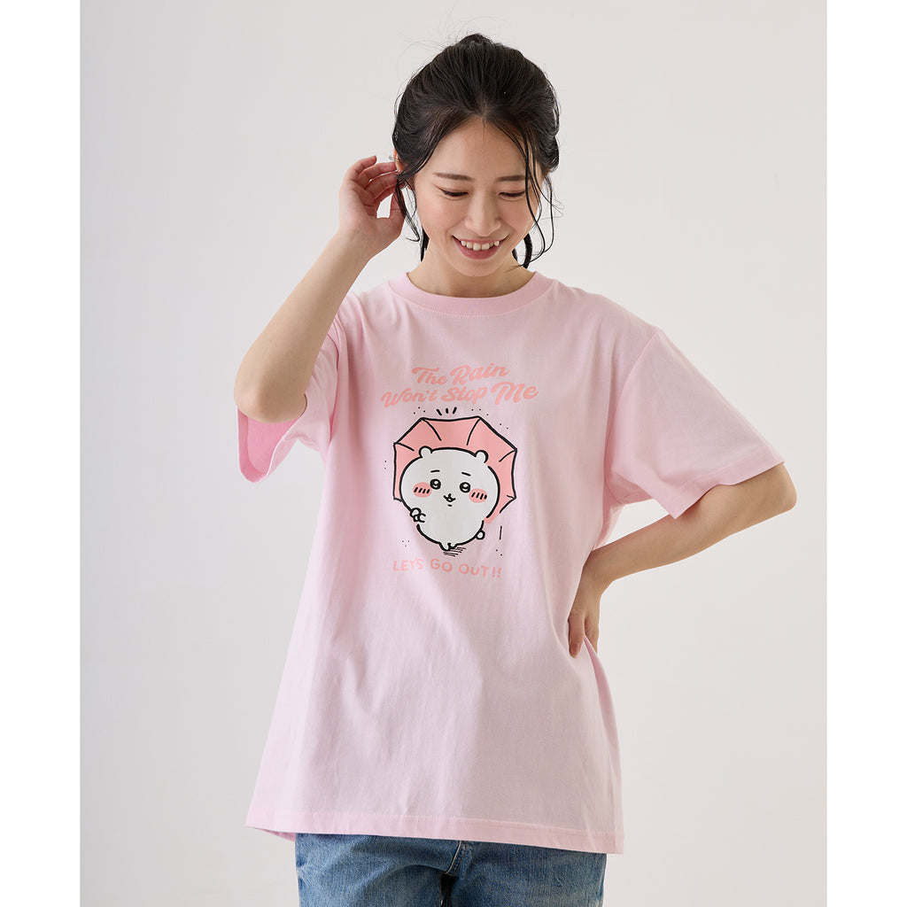 ちいかわ お出かけ楽しみ！な Tシャツ ちいかわと傘 ライトピンク