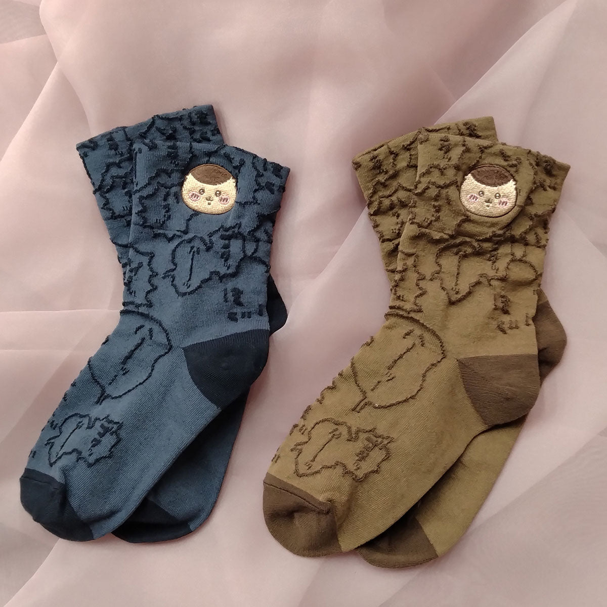 Chiikawa Float Embroidered Crew Socks (Kurimanju Brown) Women’s