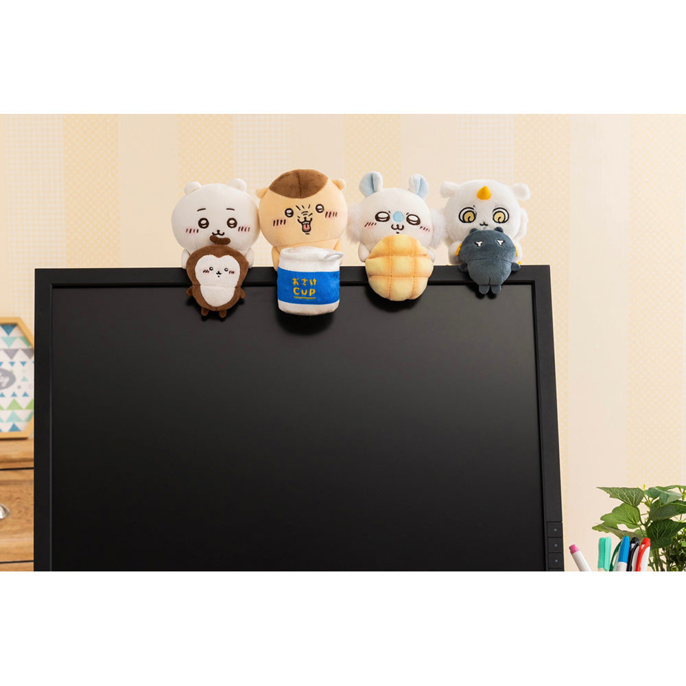 A stuffed animal that watches from the Chikawa desktop (with melon bread owner)