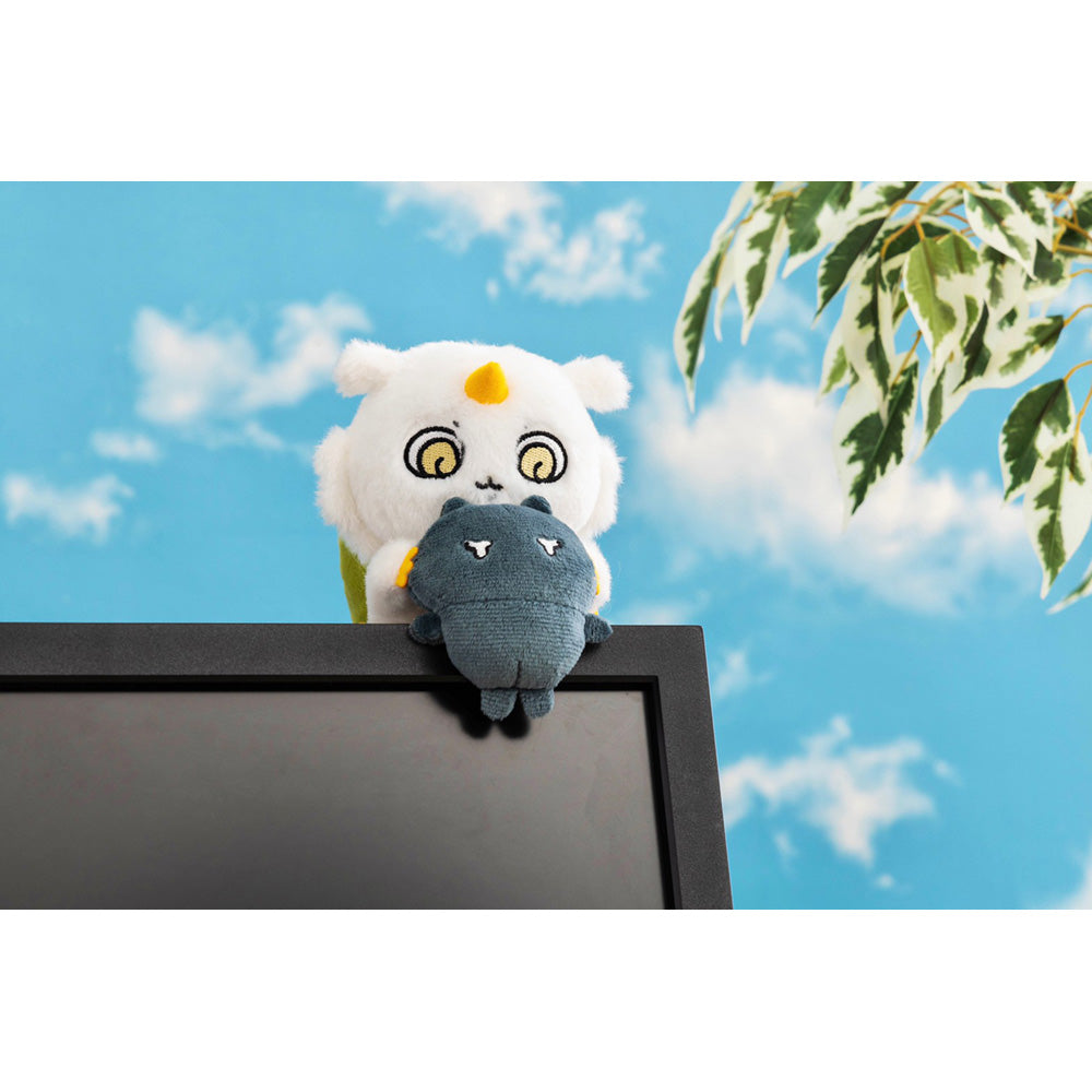 A stuffed animal that watches from the Chikawa desktop (with melon bread owner)